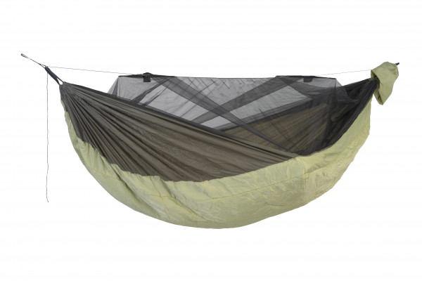 The XXL light hammock with a comfortable mosquito net and integrated thermal protection from below
